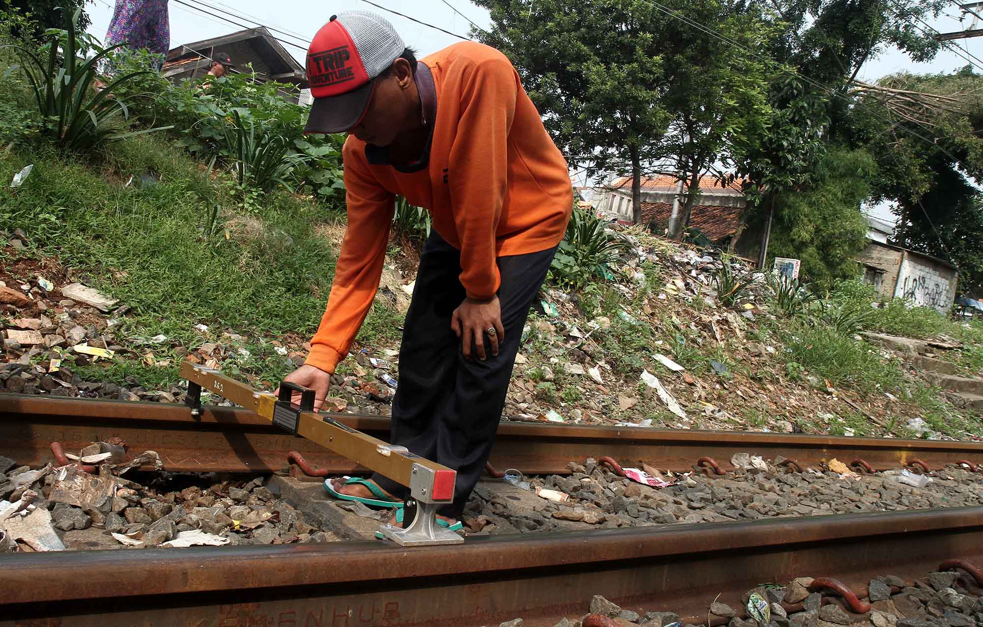 Petugas melakukan pemadataan bantalan rel kereta api di jalur relasi Tanah Abang-Manggarai, Jakarta, Sabtu (24/8/2024).(BeritaNasional.com/ Oke Atmaja)