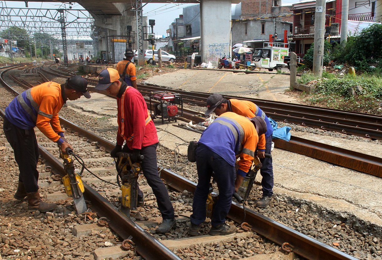 Teknisi mengukur rel kereta api menggunakan track gauge di Kawasan Menteng, Jakarta,Jumat(26/6/2026). (Beritanasional.com/Oke Atmaja)