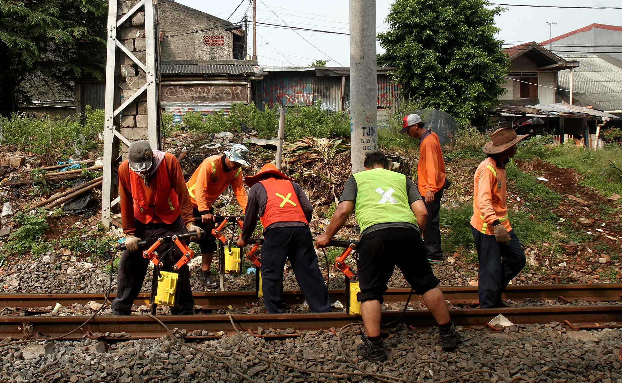 Petugas melakukan pemadataan bantalan rel kereta api di jalur relasi Tanah Abang-Manggarai, Jakarta, Sabtu (24/8/2024).(BeritaNasional.com/ Oke Atmaja)