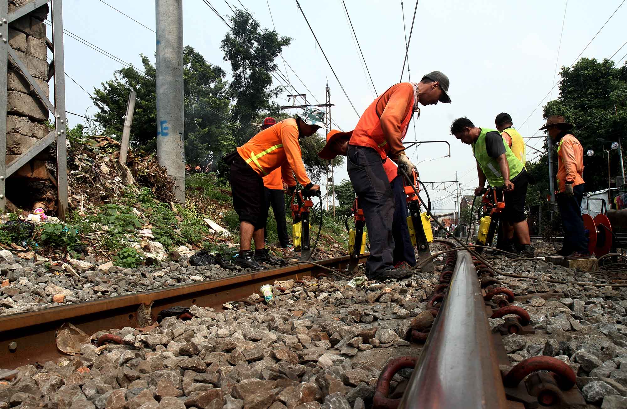 Petugas melakukan pemadataan bantalan rel kereta api di jalur relasi Tanah Abang-Manggarai, Jakarta, Sabtu (24/8/2024).(BeritaNasional.com/ Oke Atmaja)