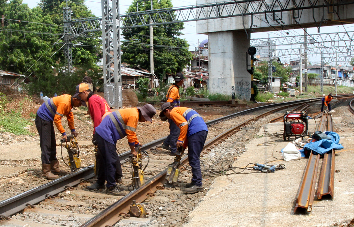 Teknisi mengukur rel kereta api menggunakan track gauge di Kawasan Menteng, Jakarta,Jumat(26/6/2026). (Beritanasional.com/Oke Atmaja)