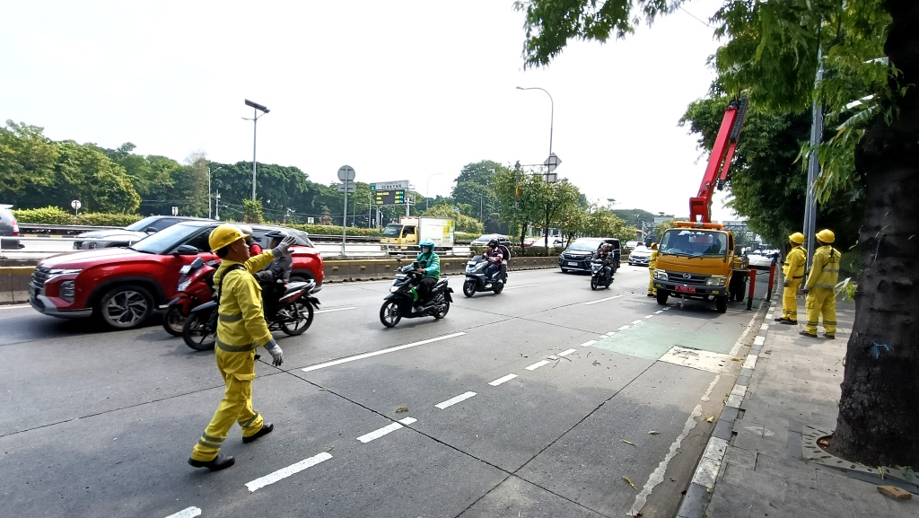 Perawatan Lampu Penerang Jalan Petugas Bina Marga memperbaiki lampu penerangan jalan di Jalan Gatot Subroto, Jakarta, Rabu (4/6/2025). (Beritanasional.com/Oke Atmaja)