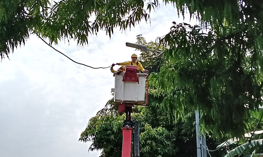 Perawatan Lampu Penerang Jalan Petugas Bina Marga memperbaiki lampu penerangan jalan di Jalan Gatot Subroto, Jakarta, Rabu (4/6/2025). (Beritanasional.com/Oke Atmaja)