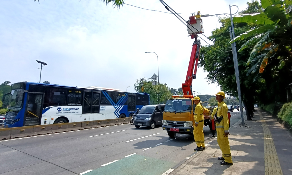 Perawatan Lampu Penerang Jalan Petugas Bina Marga memperbaiki lampu penerangan jalan di Jalan Gatot Subroto, Jakarta, Rabu (4/6/2025). (Beritanasional.com/Oke Atmaja)