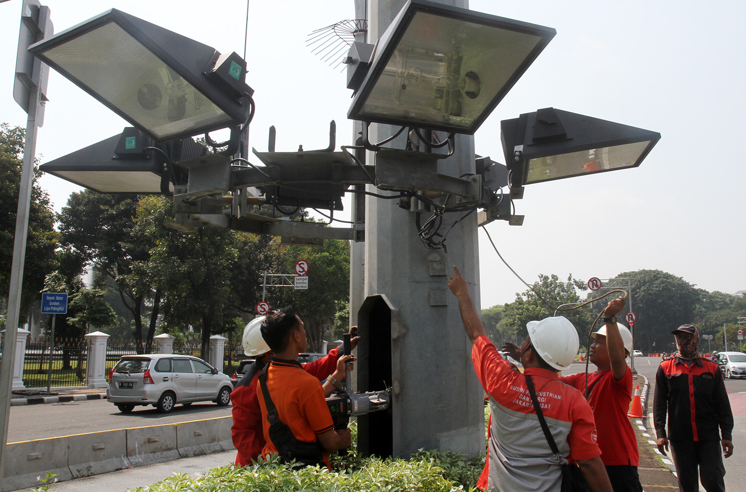 Petugas memperbaiki lampu penerangan jalan di Kawasan Monumen Nasional (Monas), Jakarta, Selasa (7/5). (BeritaNasional.com/Oke Atmaja)