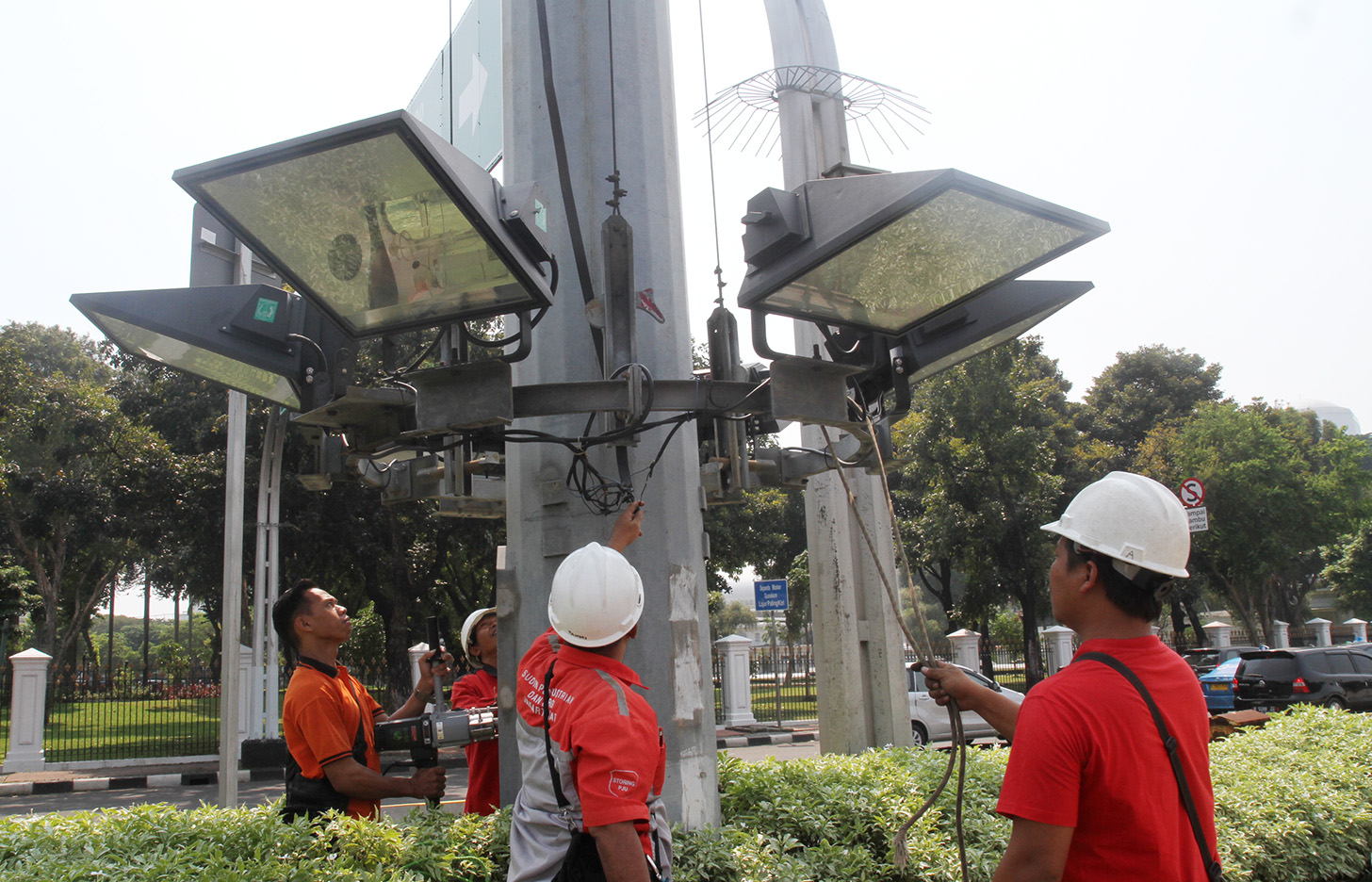 Petugas memperbaiki lampu penerangan jalan di Kawasan Monumen Nasional (Monas), Jakarta, Selasa (7/5). (BeritaNasional.com/Oke Atmaja)