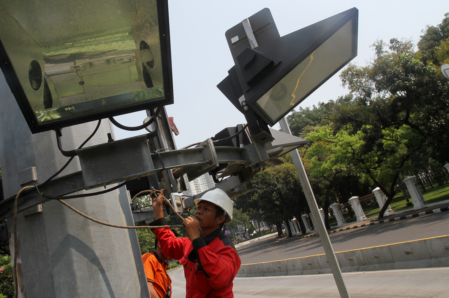 Petugas memperbaiki lampu penerangan jalan di Kawasan Monumen Nasional (Monas), Jakarta, Selasa (7/5). (BeritaNasional.com/Oke Atmaja)