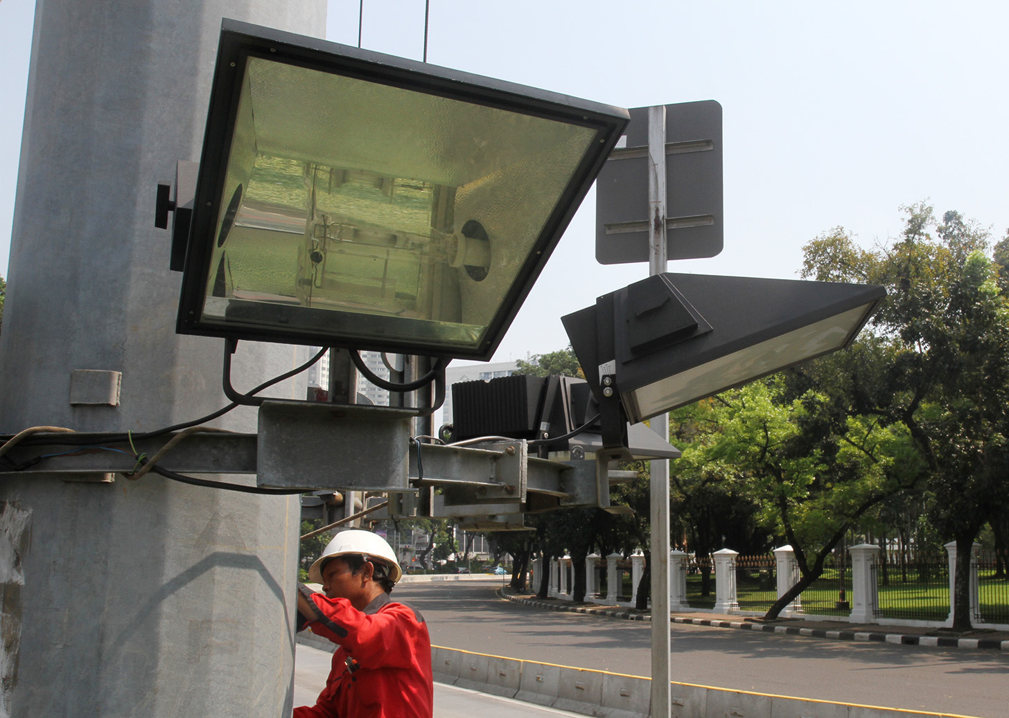 Petugas memperbaiki lampu penerangan jalan di Kawasan Monumen Nasional (Monas), Jakarta, Selasa (7/5). (BeritaNasional.com/Oke Atmaja)