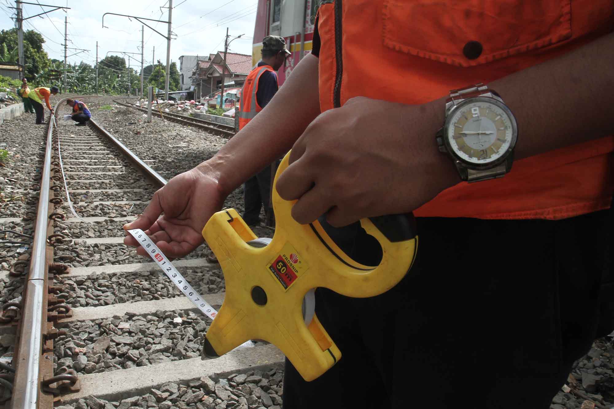 Petugas Dinas Jalan Rel KAI melakukan perawatan rel kereta api di jalur relasi Manggarai-Tanah Abang, Pasar Rumput, Jakarta, Selasa (07/01/2024). (BeritaNasional.com/Oke Atmaja)