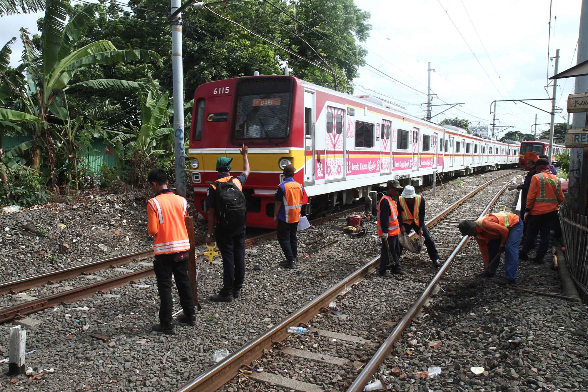 Petugas Dinas Jalan Rel KAI melakukan perawatan rel kereta api di jalur relasi Manggarai-Tanah Abang, Pasar Rumput, Jakarta, Selasa (07/01/2024). (BeritaNasional.com/Oke Atmaja)