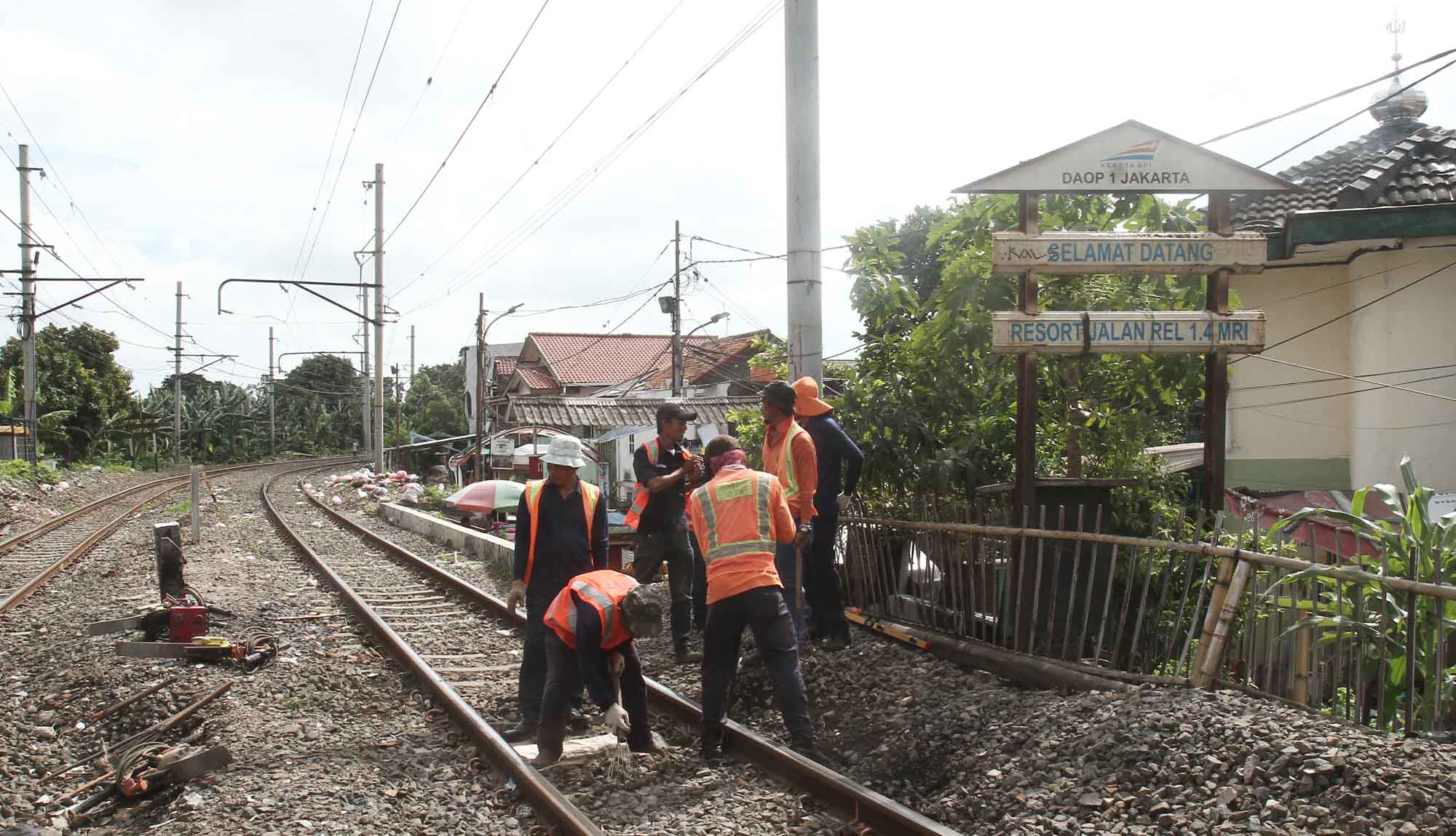 Petugas Dinas Jalan Rel KAI melakukan perawatan rel kereta api di jalur relasi Manggarai-Tanah Abang, Pasar Rumput, Jakarta, Selasa (07/01/2024). (BeritaNasional.com/Oke Atmaja)