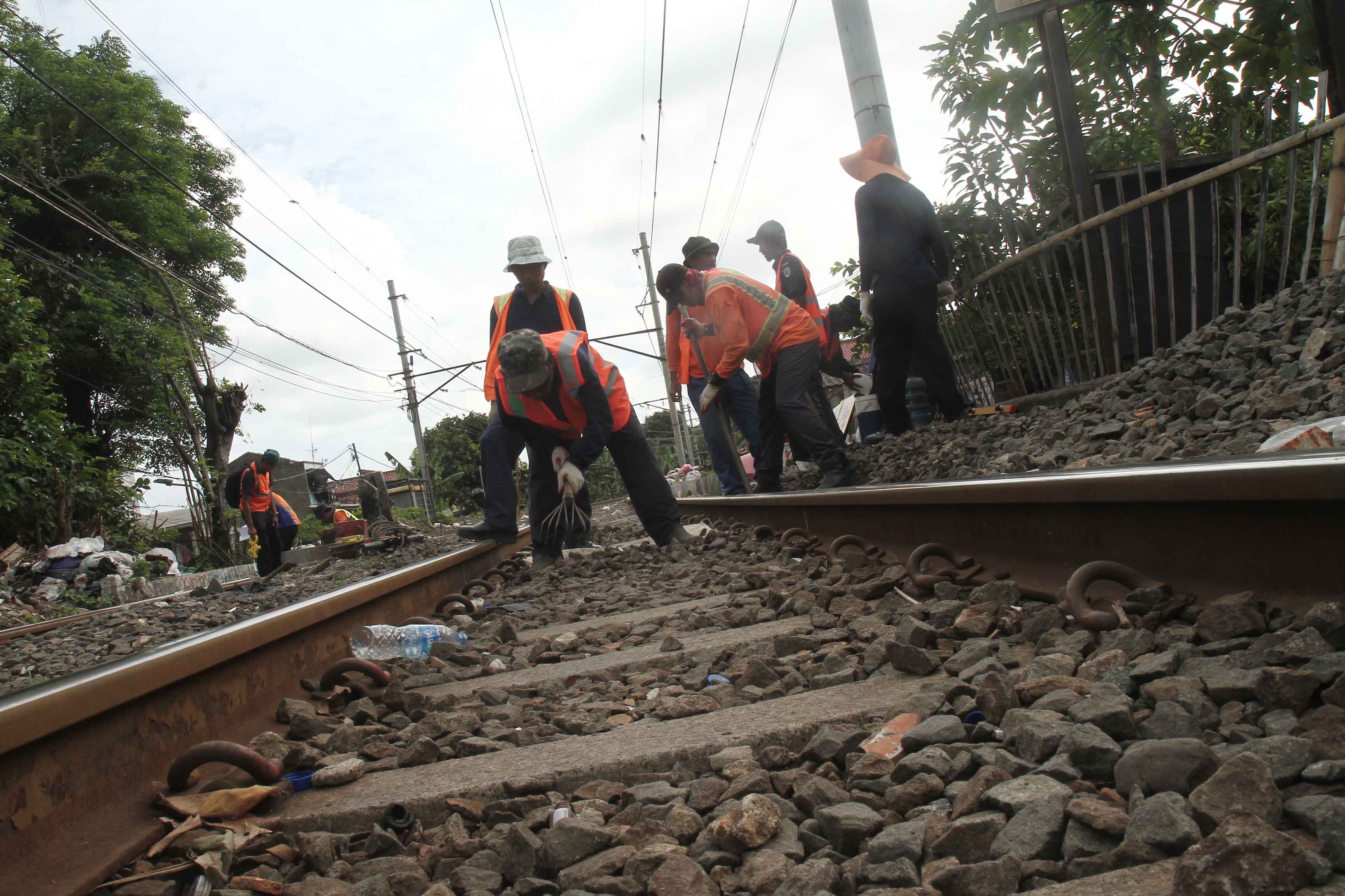 Petugas Dinas Jalan Rel KAI melakukan perawatan rel kereta api di jalur relasi Manggarai-Tanah Abang, Pasar Rumput, Jakarta, Selasa (07/01/2024). (BeritaNasional.com/Oke Atmaja)