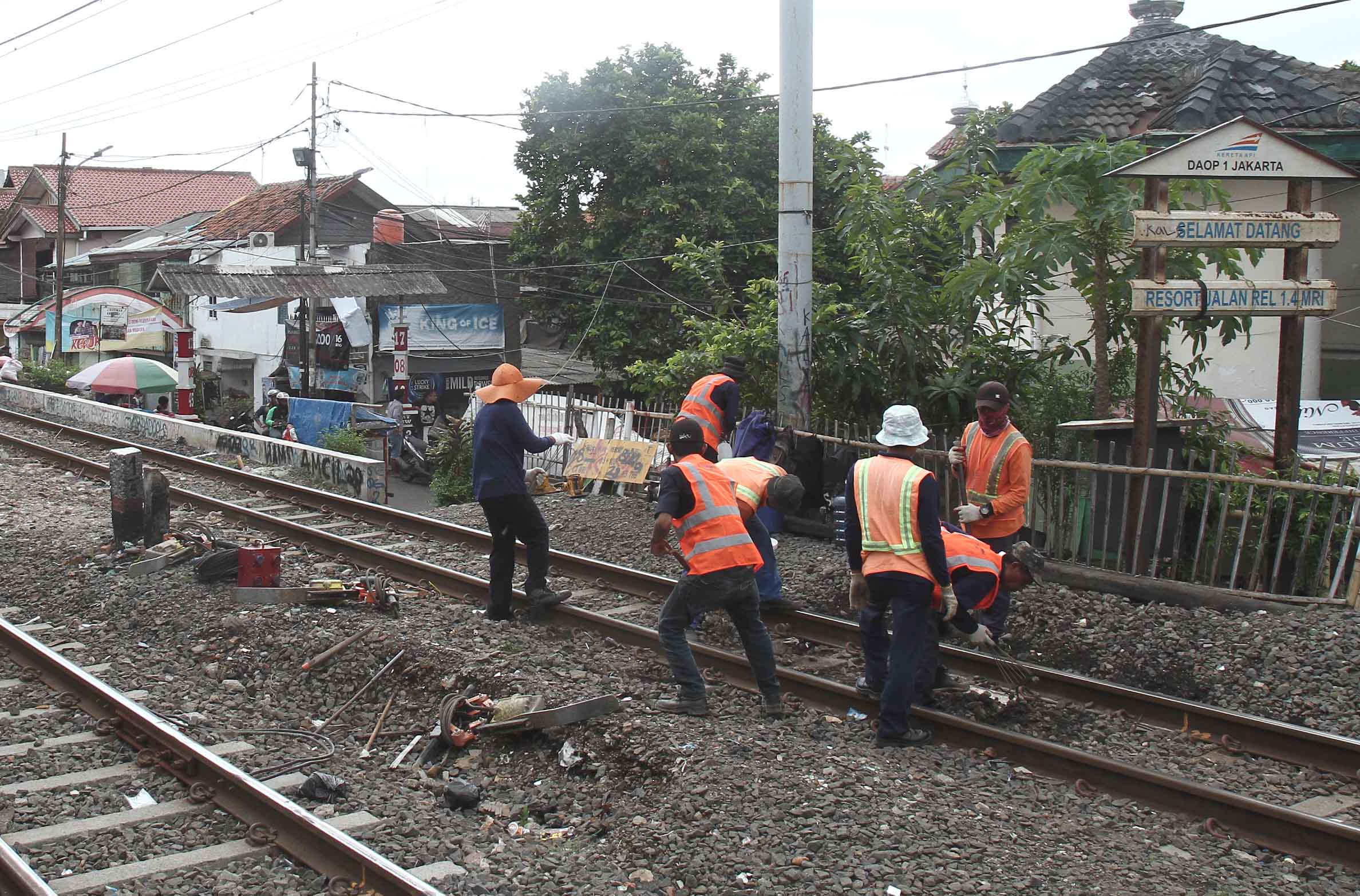 Petugas Dinas Jalan Rel KAI melakukan perawatan rel kereta api di jalur relasi Manggarai-Tanah Abang, Pasar Rumput, Jakarta, Selasa (07/01/2024). (BeritaNasional.com/Oke Atmaja)