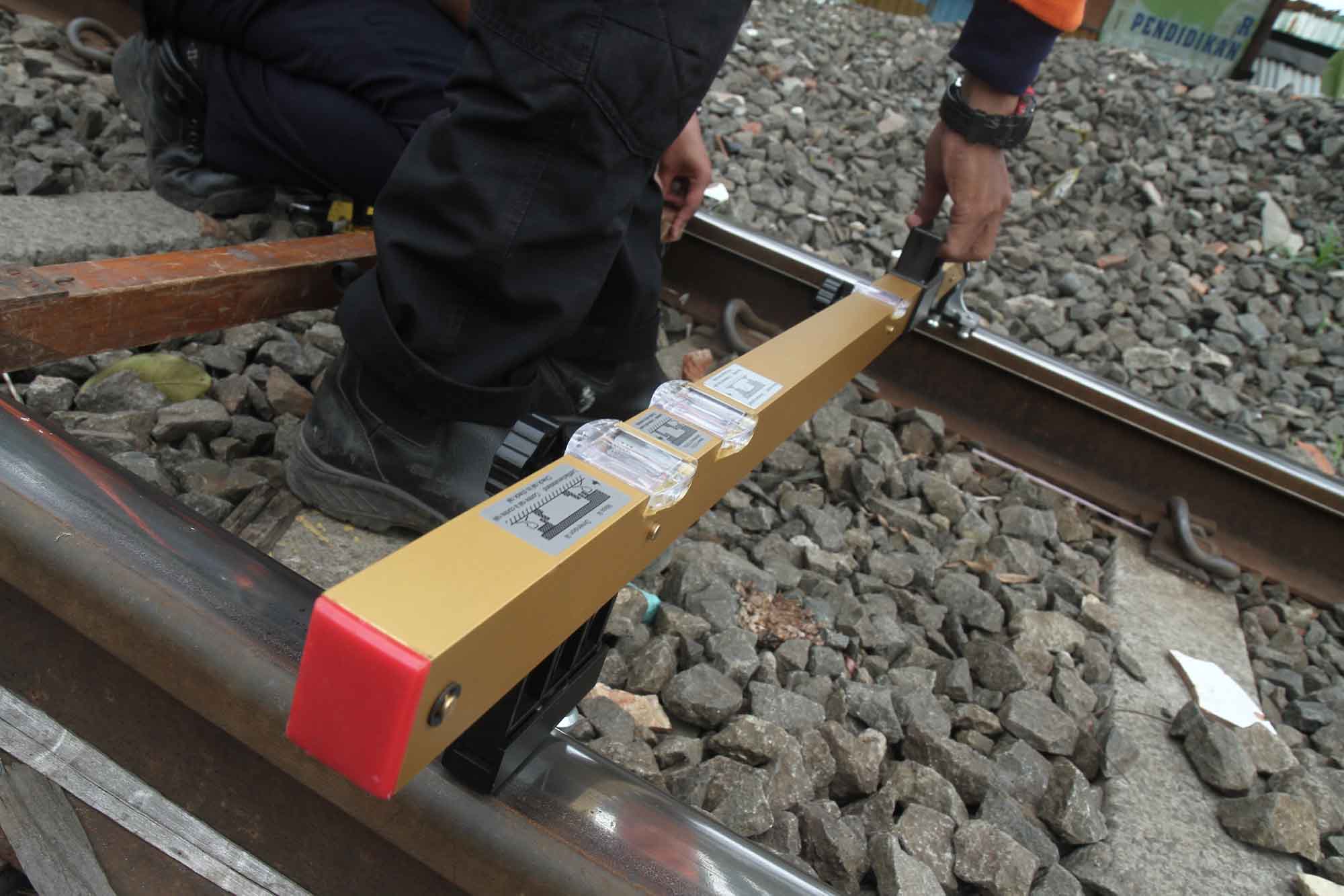 Petugas Dinas Jalan Rel KAI melakukan perawatan rel kereta api di jalur relasi Manggarai-Tanah Abang, Pasar Rumput, Jakarta, Selasa (07/01/2024). (BeritaNasional.com/Oke Atmaja)