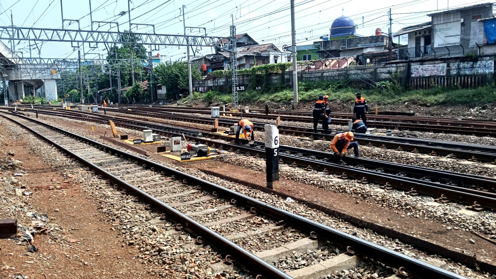 Perawatan Rel Kereta Api di Kawasan Stasiun Manggarai Sejumlah pekerja PT KAI melakukan perawatan rutin rel kereta api di kawasan Stasiun Manggarai, Jakarta, Minggu (11/9/2025). (Beritanasional.com/Oke Atmaja)