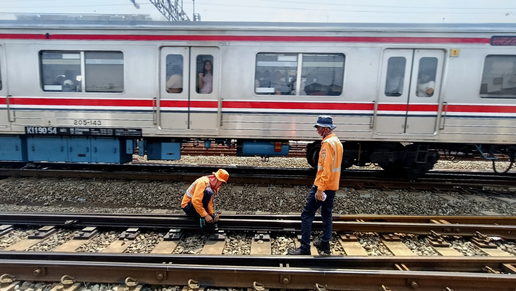 Perawatan Rel Kereta Api di Kawasan Stasiun Manggarai Sejumlah pekerja PT KAI melakukan perawatan rutin rel kereta api di kawasan Stasiun Manggarai, Jakarta, Minggu (11/9/2025). (Beritanasional.com/Oke Atmaja)