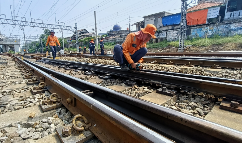 Perawatan Rel Kereta Api di Kawasan Stasiun Manggarai Sejumlah pekerja PT KAI melakukan perawatan rutin rel kereta api di kawasan Stasiun Manggarai, Jakarta, Minggu (11/9/2025). (Beritanasional.com/Oke Atmaja)