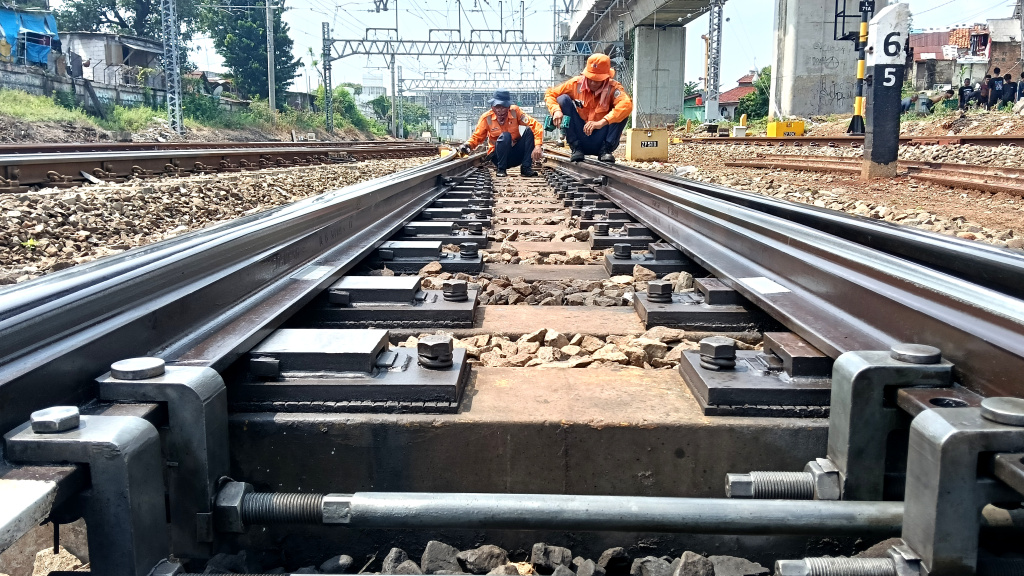 Perawatan Rel Kereta Api di Kawasan Stasiun Manggarai Sejumlah pekerja PT KAI melakukan perawatan rutin rel kereta api di kawasan Stasiun Manggarai, Jakarta, Minggu (11/9/2025). (Beritanasional.com/Oke Atmaja)