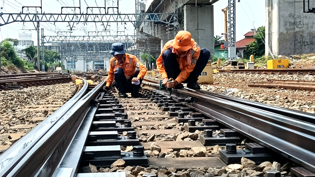 Perawatan Rel Kereta Api di Kawasan Stasiun Manggarai Sejumlah pekerja PT KAI melakukan perawatan rutin rel kereta api di kawasan Stasiun Manggarai, Jakarta, Minggu (11/9/2025). (Beritanasional.com/Oke Atmaja)