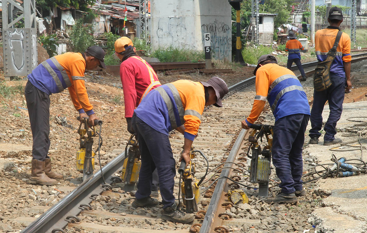 Petugas melakukan perawatan pengangkatan rel kereta di lintasan rel kereta api Kawasan stasiun manggarai, Jakarta, Jumat (25/11/2024)(BeritaNasional.com/Oke Atmaja)