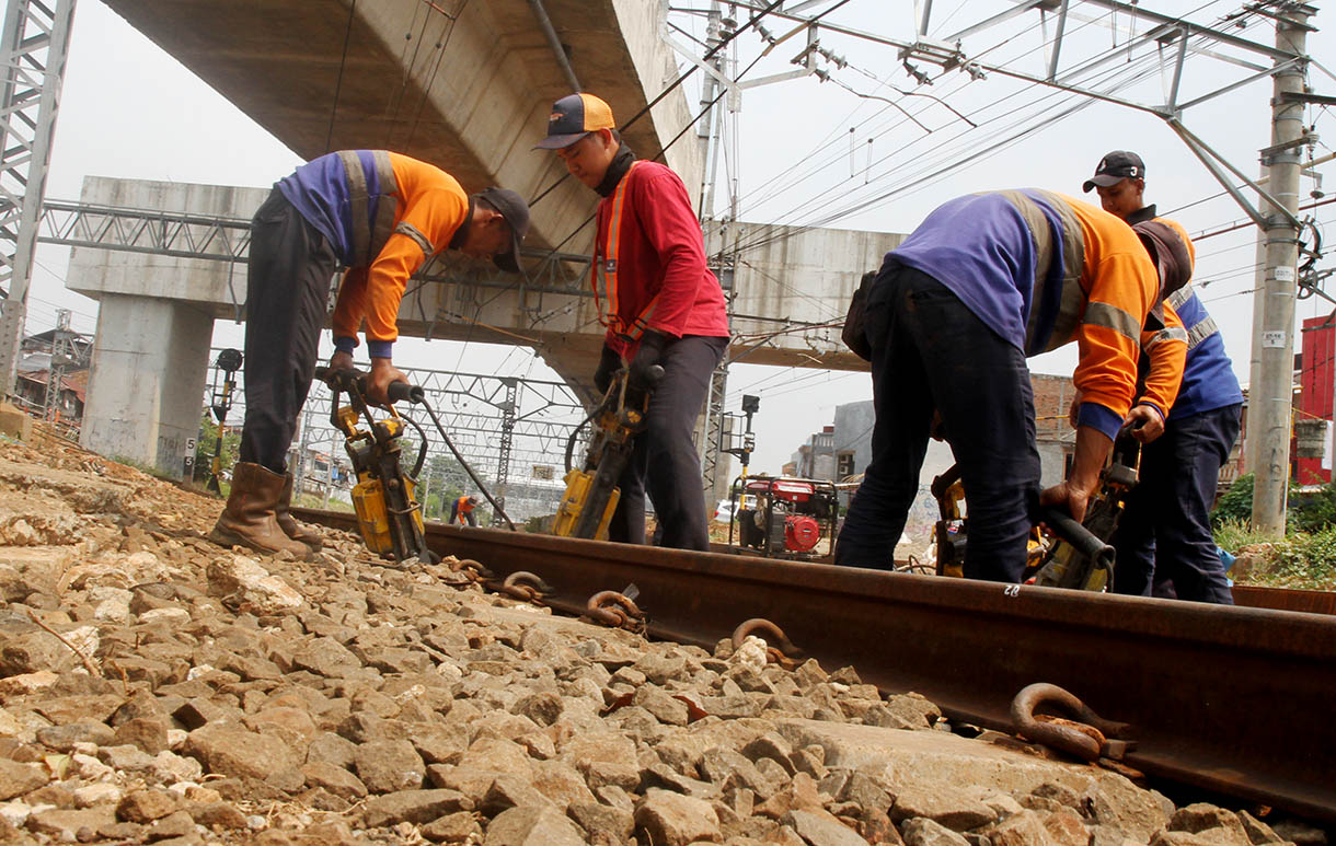 Petugas melakukan perawatan pengangkatan rel kereta di lintasan rel kereta api Kawasan stasiun manggarai, Jakarta, Jumat (25/11/2024)(BeritaNasional.com/Oke Atmaja)