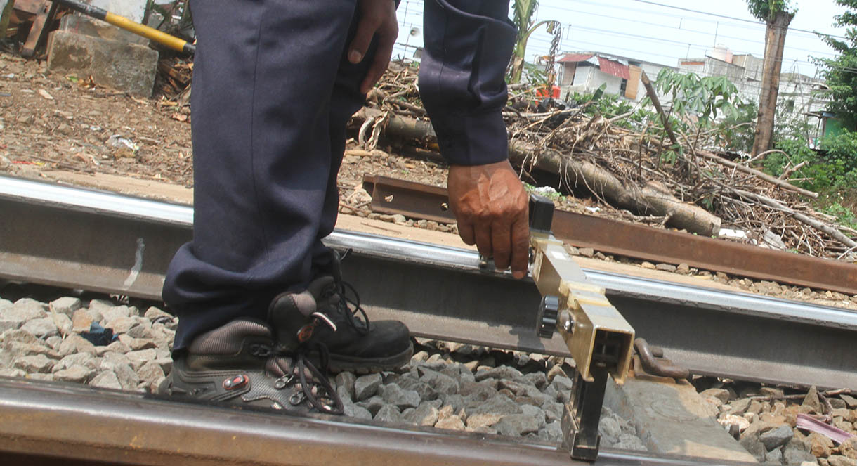 Petugas melakukan perawatan pengangkatan rel kereta di lintasan rel kereta api Kawasan stasiun manggarai, Jakarta, Jumat (25/11/2024)(BeritaNasional.com/Oke Atmaja)