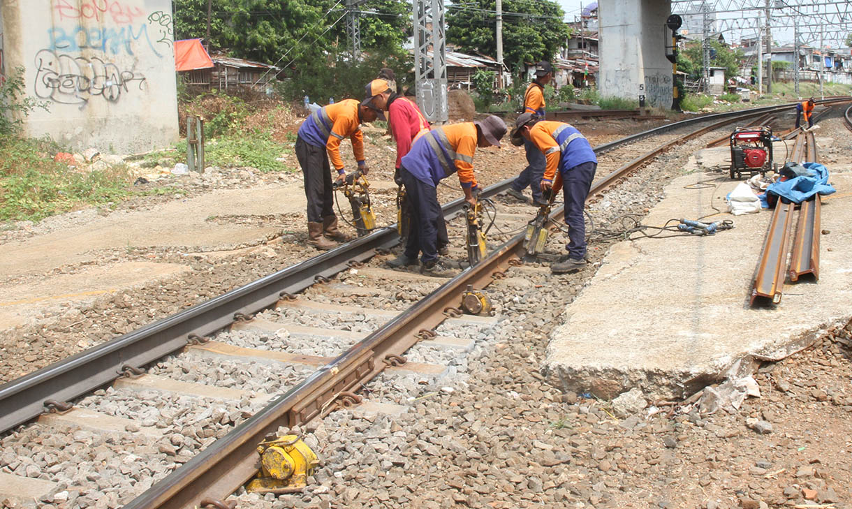 Petugas melakukan perawatan pengangkatan rel kereta di lintasan rel kereta api Kawasan stasiun manggarai, Jakarta, Jumat (25/11/2024)(BeritaNasional.com/Oke Atmaja)