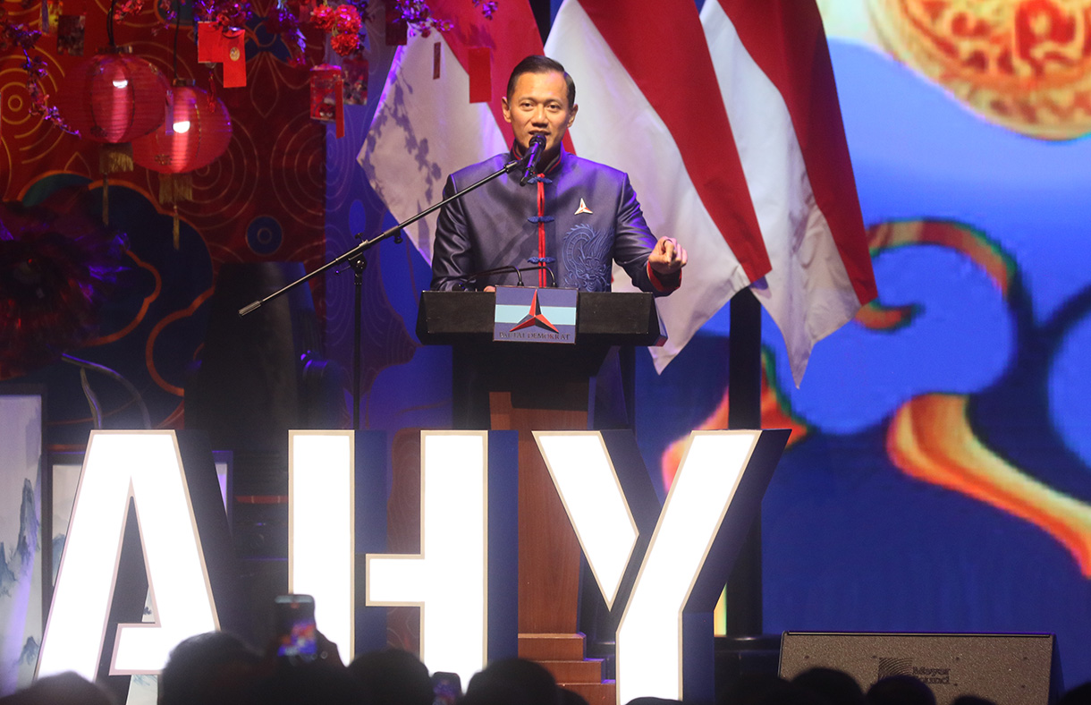 Ketua Umum Partai Demokrat (Tengah) berfoto bersama dalam acara perayaan Imlek Nasional Partai Demokrat dengan Tema Harmoni Nusantara di Djakarta Theater, Jakarta, Rabu (18/2/2026). (Beritanasional.com/Oke Atmaja)
