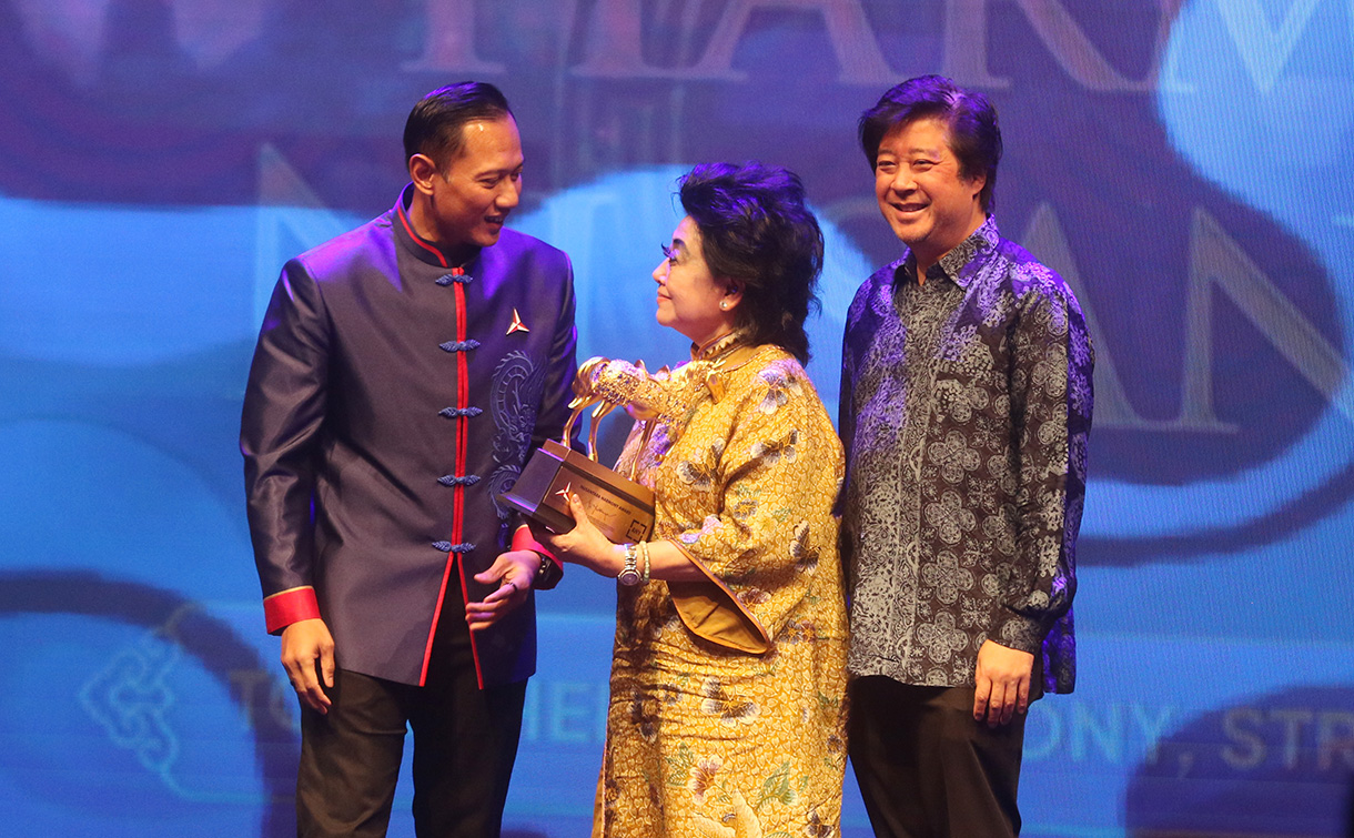 Ketua Umum Partai Demokrat (Tengah) berfoto bersama dalam acara perayaan Imlek Nasional Partai Demokrat dengan Tema Harmoni Nusantara di Djakarta Theater, Jakarta, Rabu (18/2/2026). (Beritanasional.com/Oke Atmaja)