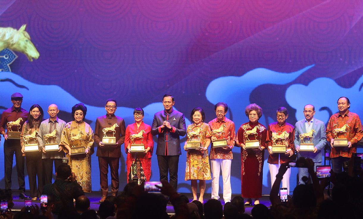 Ketua Umum Partai Demokrat (Tengah) berfoto bersama dalam acara perayaan Imlek Nasional Partai Demokrat dengan Tema Harmoni Nusantara di Djakarta Theater, Jakarta, Rabu (18/2/2026). (Beritanasional.com/Oke Atmaja)