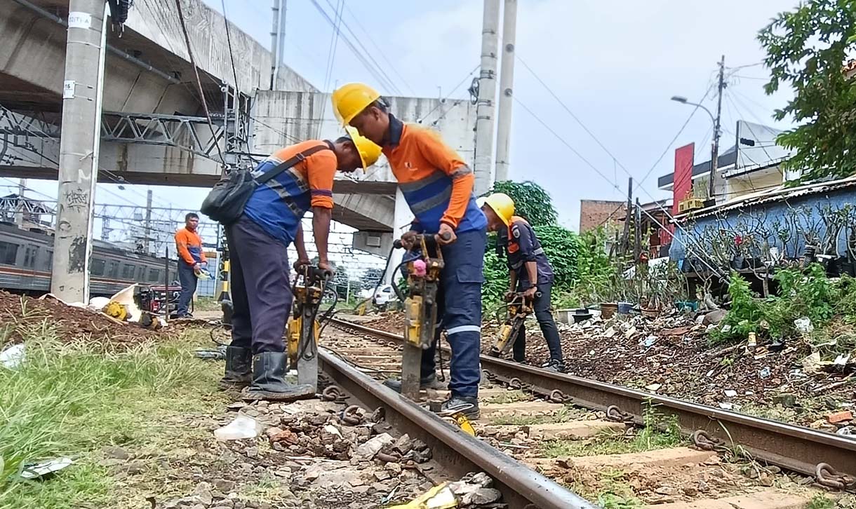 Sejumlah pekerja memperbaiki bantalan rel Kereta Api di Kawasan Manggarai, Jakarta, Minggu (9/3/2025). (Beritanasional.com/Oke Atmaja)