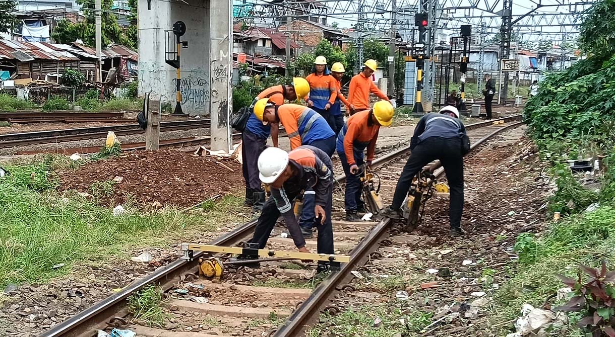 Sejumlah pekerja memperbaiki bantalan rel Kereta Api di Kawasan Manggarai, Jakarta, Minggu (9/3/2025). (Beritanasional.com/Oke Atmaja)