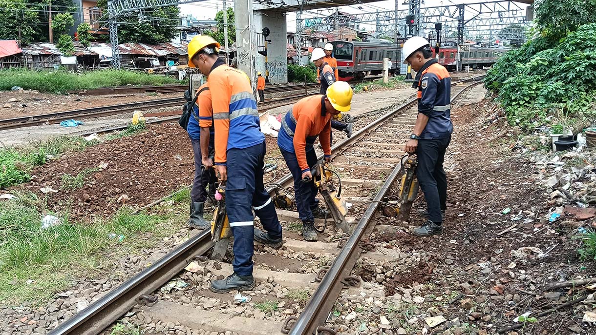 Sejumlah pekerja memperbaiki bantalan rel Kereta Api di Kawasan Manggarai, Jakarta, Minggu (9/3/2025). (Beritanasional.com/Oke Atmaja)