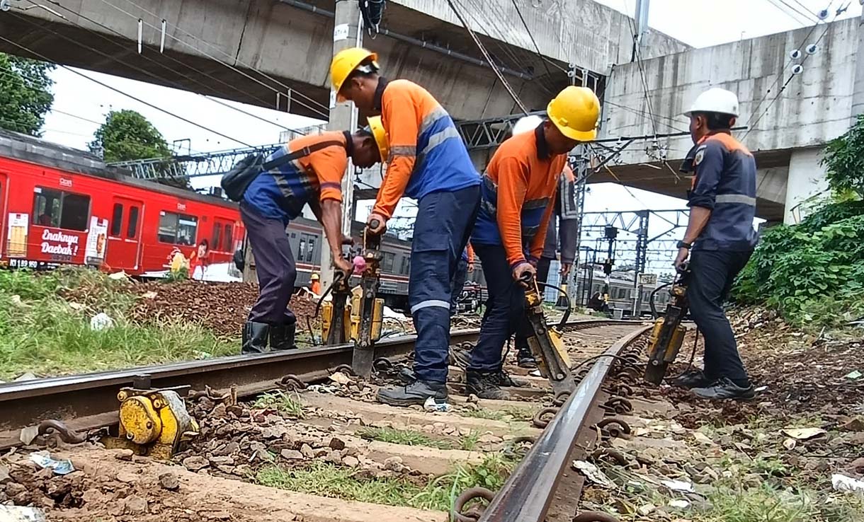 Sejumlah pekerja memperbaiki bantalan rel Kereta Api di Kawasan Manggarai, Jakarta, Minggu (9/3/2025). (Beritanasional.com/Oke Atmaja)