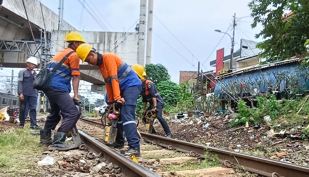 Sejumlah pekerja memperbaiki bantalan rel Kereta Api di Kawasan Manggarai, Jakarta, Minggu (9/3/2025). (Beritanasional.com/Oke Atmaja)