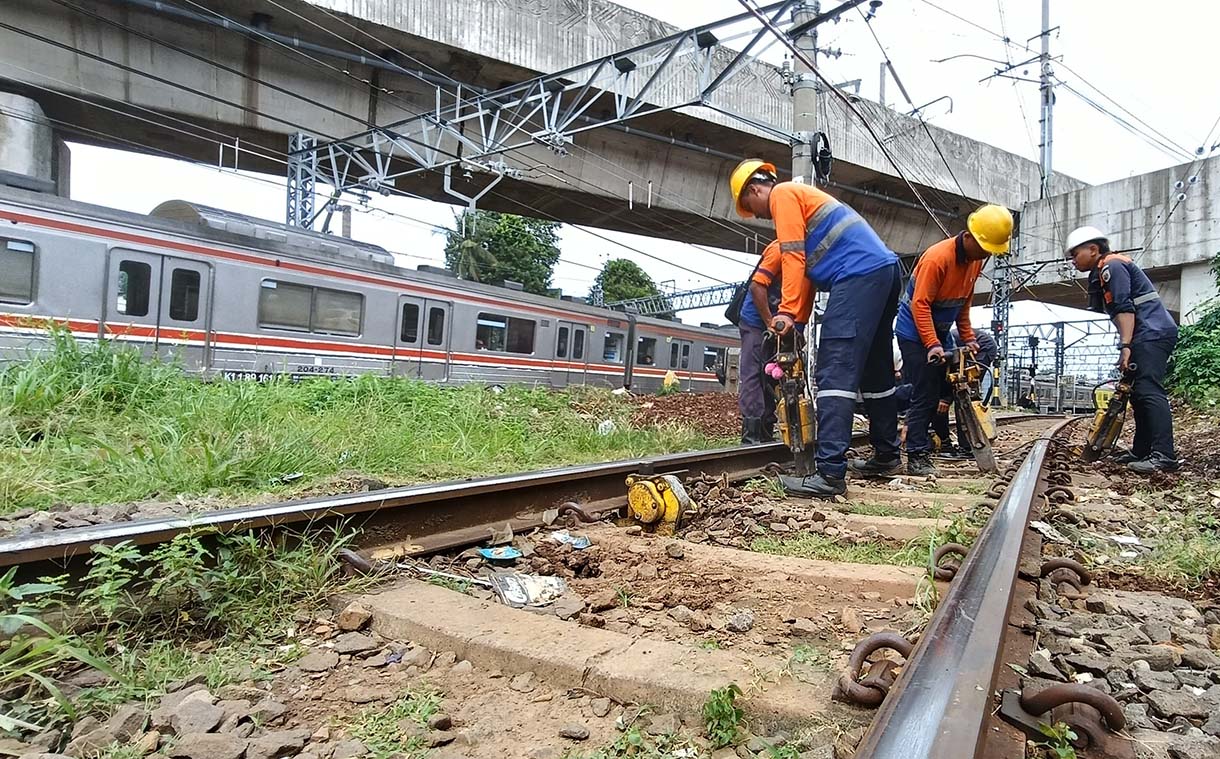 Sejumlah pekerja memperbaiki bantalan rel Kereta Api di Kawasan Manggarai, Jakarta, Minggu (9/3/2025). (Beritanasional.com/Oke Atmaja)