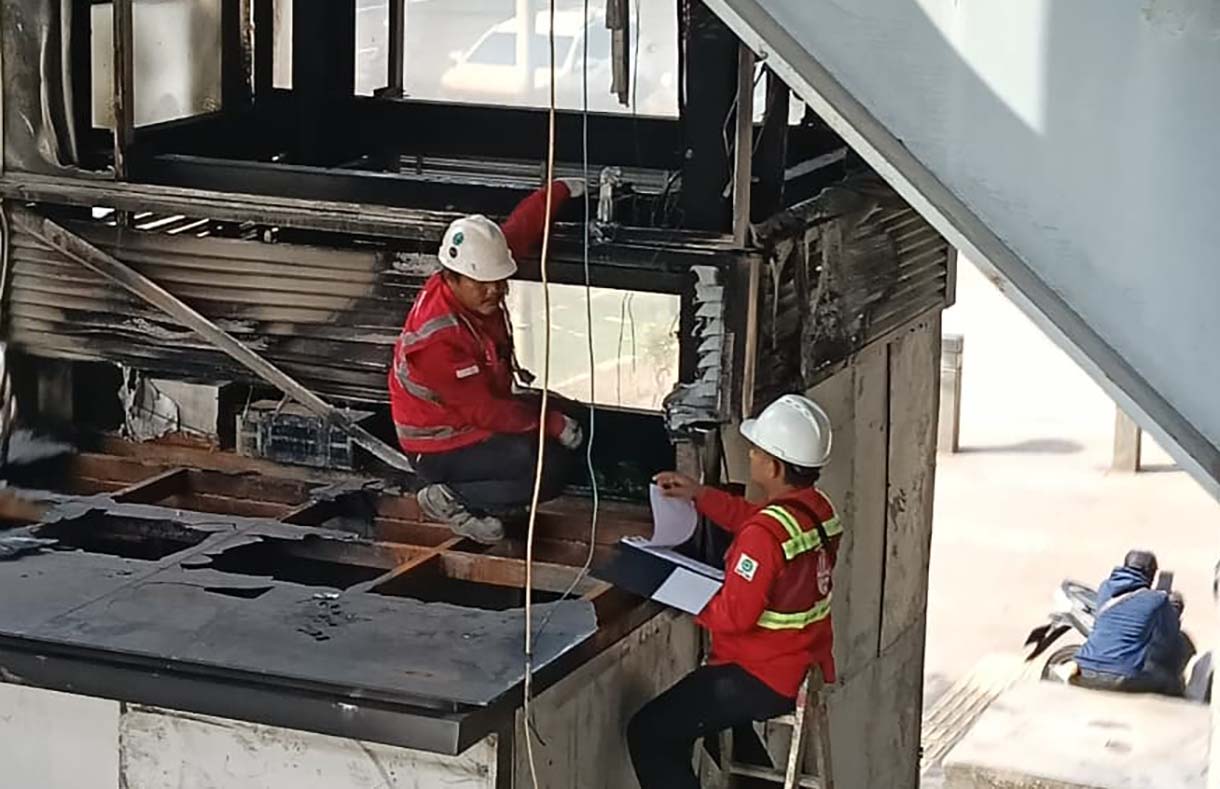 Perbaikan Halte Transjakarta Polda Metro Jaya Petugas memperbaiki besi lift halte transjakarta Polda Metro Jaya di Jakarta,Kamis (4/9/2025). (Beritanasional.com/Oke Atmaja)