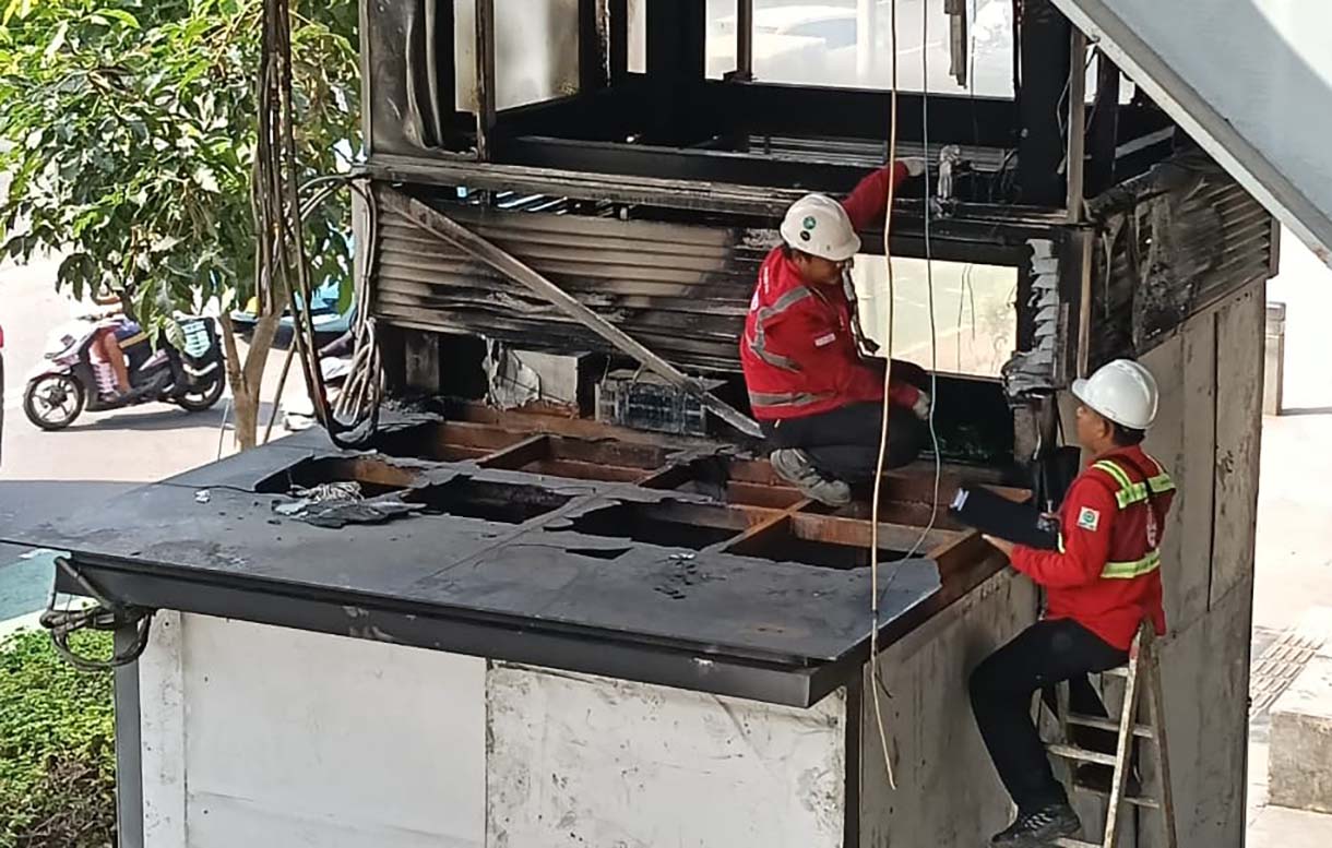 Perbaikan Halte Transjakarta Polda Metro Jaya Petugas memperbaiki besi lift halte transjakarta Polda Metro Jaya di Jakarta,Kamis (4/9/2025). (Beritanasional.com/Oke Atmaja)