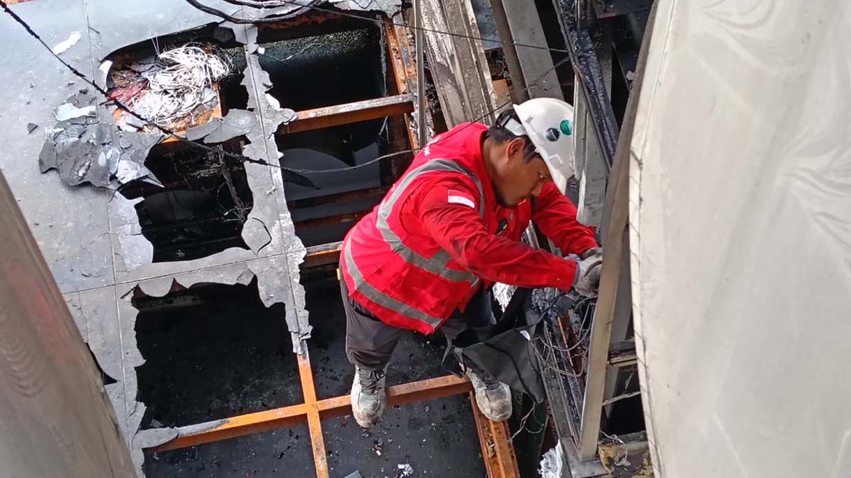 Perbaikan Halte Transjakarta Polda Metro Jaya Petugas memperbaiki besi lift halte transjakarta Polda Metro Jaya di Jakarta,Kamis (4/9/2025). (Beritanasional.com/Oke Atmaja)