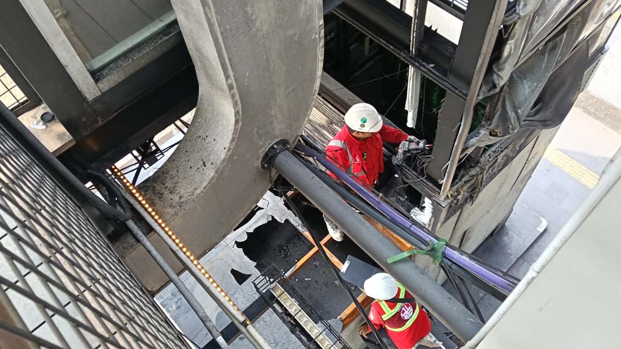 Perbaikan Halte Transjakarta Polda Metro Jaya Petugas memperbaiki besi lift halte transjakarta Polda Metro Jaya di Jakarta,Kamis (4/9/2025). (Beritanasional.com/Oke Atmaja)
