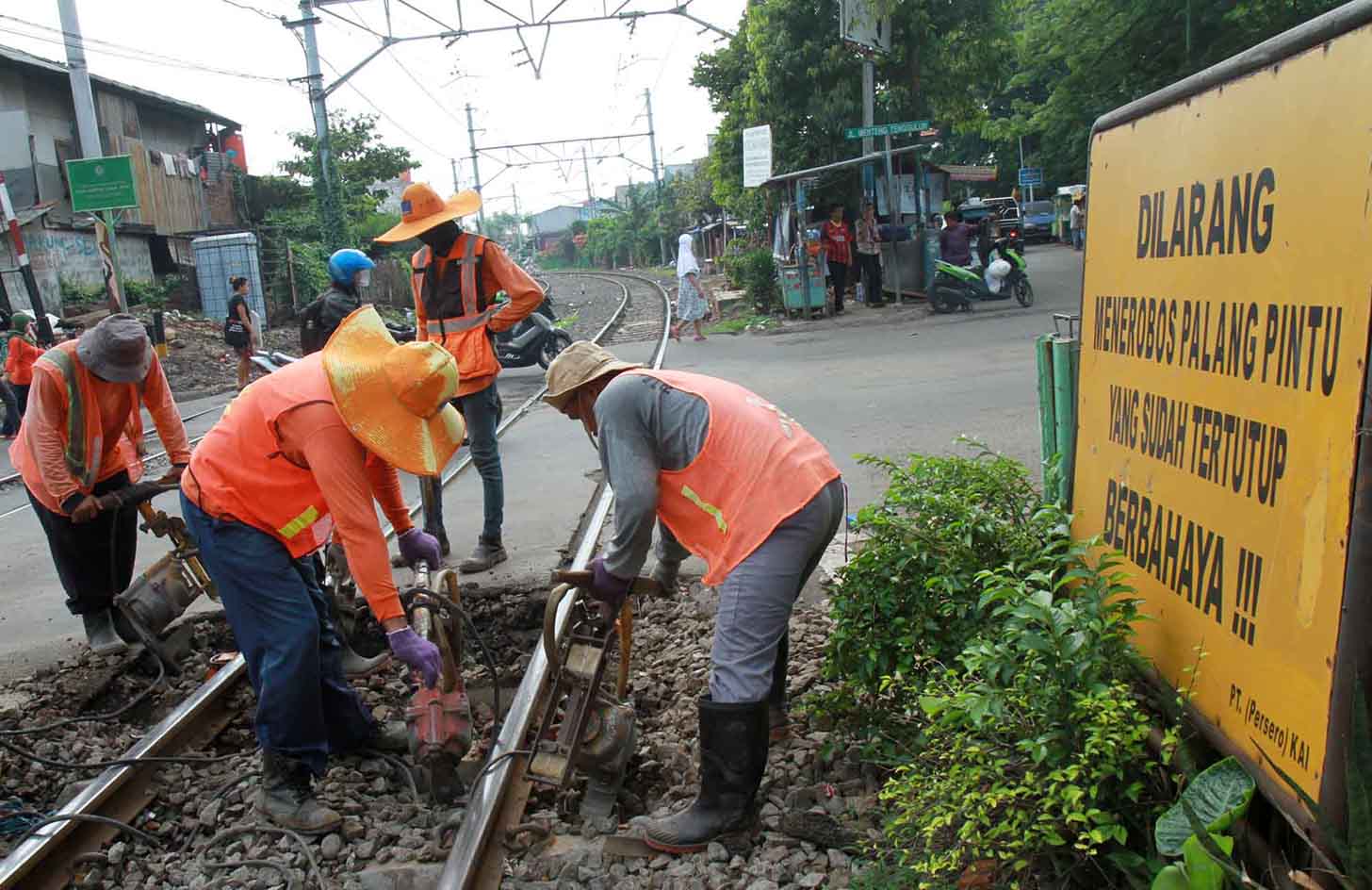 Sejumlah pekerja memperbaiki bantalan rel Kereta Api di Kawasan Manggarai, Jakarta, Rabu (26/6/2024).(Beritanasional.Com/Oke Atmaja)