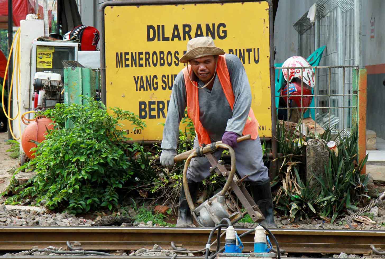 Sejumlah pekerja memperbaiki bantalan rel Kereta Api di Kawasan Manggarai, Jakarta, Rabu (26/6/2024).(Beritanasional.Com/Oke Atmaja)