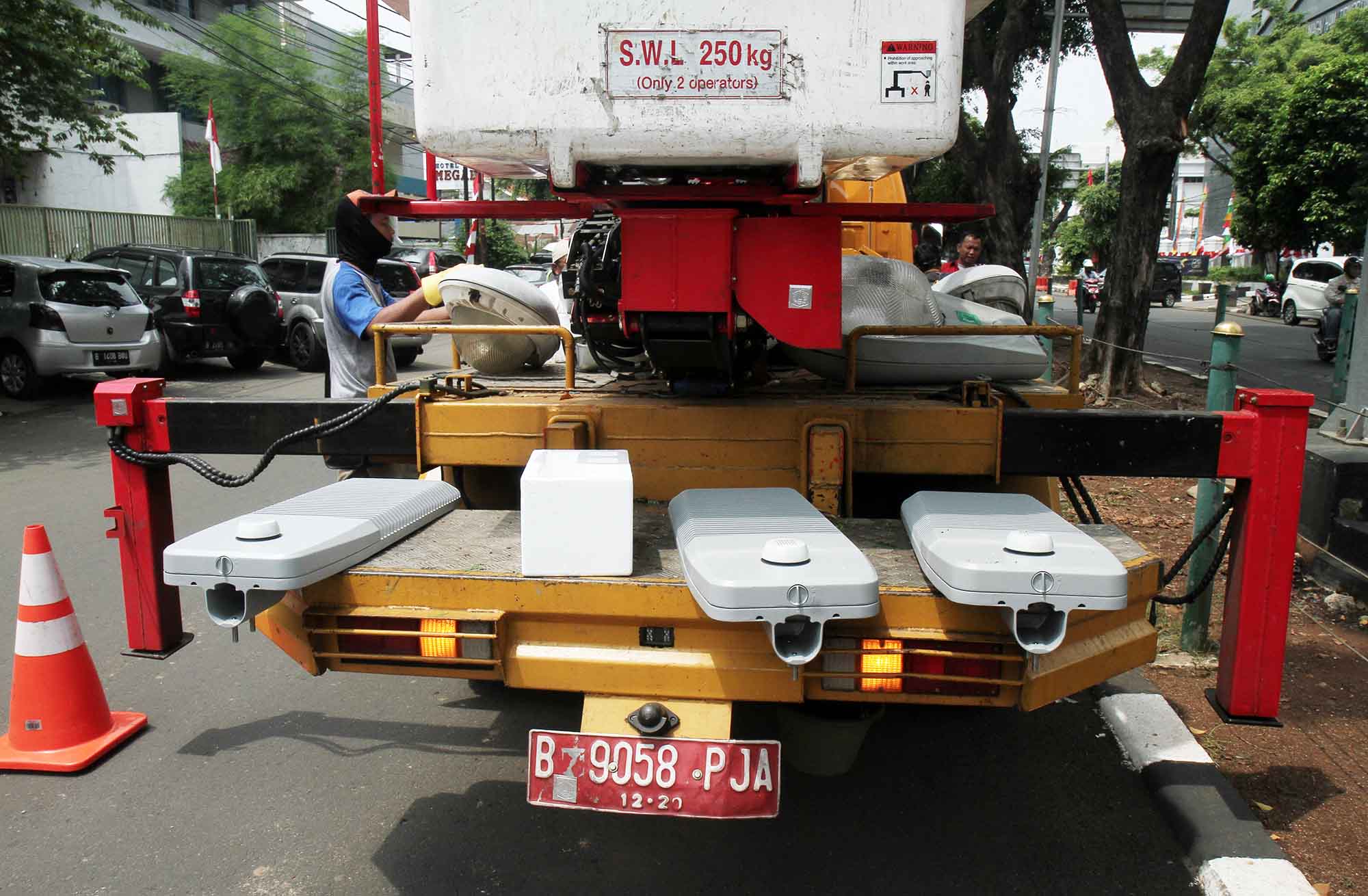 Pekerja sedang memperbaiki lampu penerangan di jalan Bungur, Jakarta pusat. Rabu (11/9/2024). (BeritaNasional.com/ Oke Atmaja)