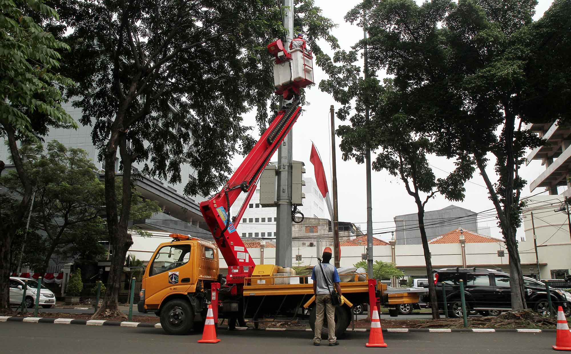 Pekerja sedang memperbaiki lampu penerangan di jalan Bungur, Jakarta pusat. Rabu (11/9/2024). (BeritaNasional.com/ Oke Atmaja)