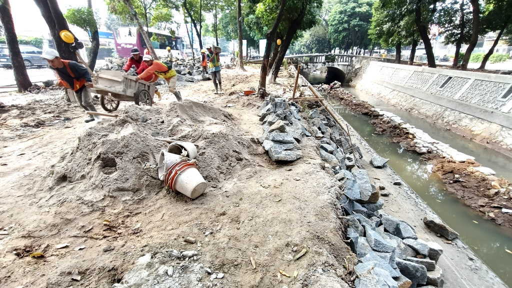 Perbaikan turap Kali Ciliwung di Jakarta Pekerja menggunakan ekskavator mengeruk sedimentasi saat menyelesaikan proyek perbaikan turap Kali Ciliwung di Jalan Minangkabau, Setiabudi, Jakarta, Rabu (25/6/2025). (Beritanasional.com/Oke Atmaja)