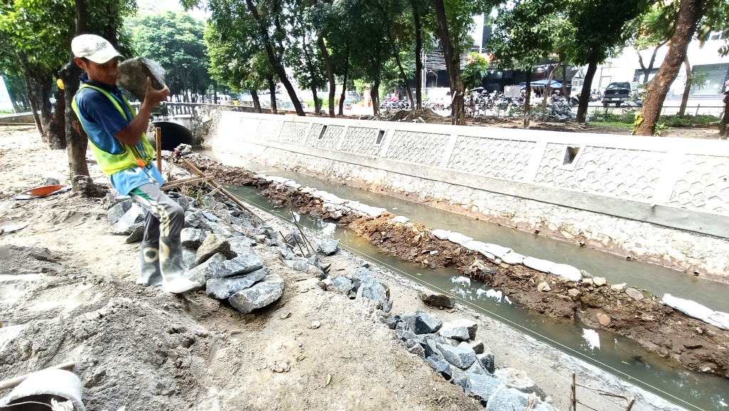 Perbaikan turap Kali Ciliwung di Jakarta Pekerja menggunakan ekskavator mengeruk sedimentasi saat menyelesaikan proyek perbaikan turap Kali Ciliwung di Jalan Minangkabau, Setiabudi, Jakarta, Rabu (25/6/2025). (Beritanasional.com/Oke Atmaja)