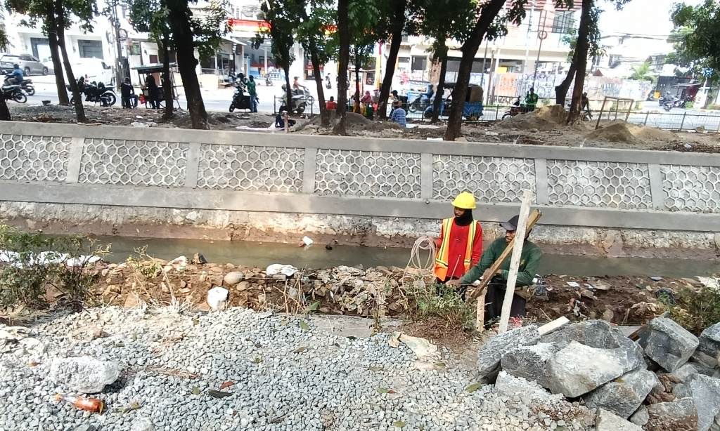 Perbaikan turap Kali Ciliwung di Jakarta Pekerja menggunakan ekskavator mengeruk sedimentasi saat menyelesaikan proyek perbaikan turap Kali Ciliwung di Jalan Minangkabau, Setiabudi, Jakarta, Rabu (25/6/2025). (Beritanasional.com/Oke Atmaja)