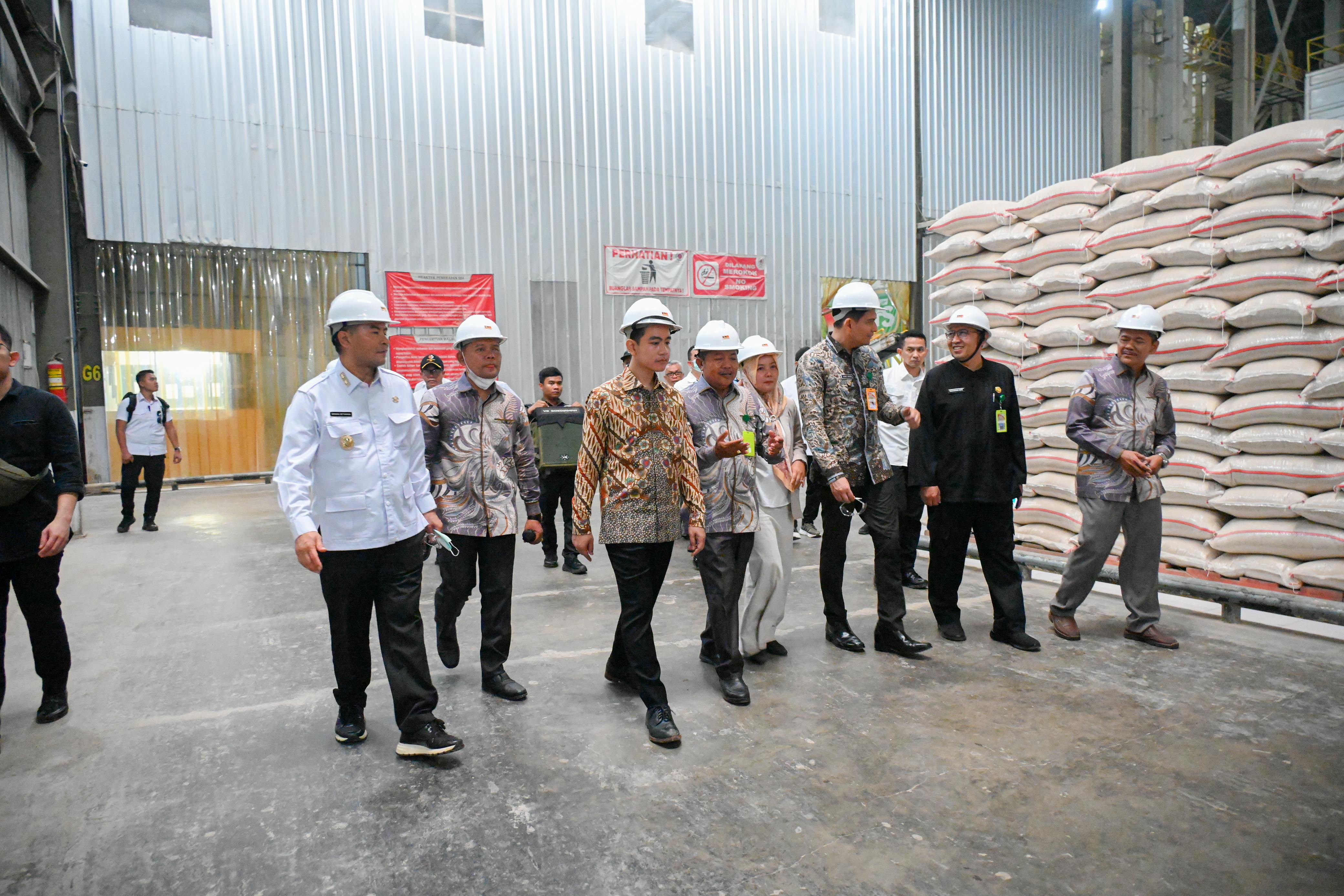 Percepat Swasembada Pangan Nasional, Wapres Tinjau Aktivitas Produksi Pabrik Beras CV Sandy Jaya Indramayu Wakil Presiden (Wapres) Gibran Rakabuming meninjau langsung aktivitas produksi Pabrik Beras CV Sandy Jaya. (BeritaNasional/Elvis Sendouw/HO Setwapres)