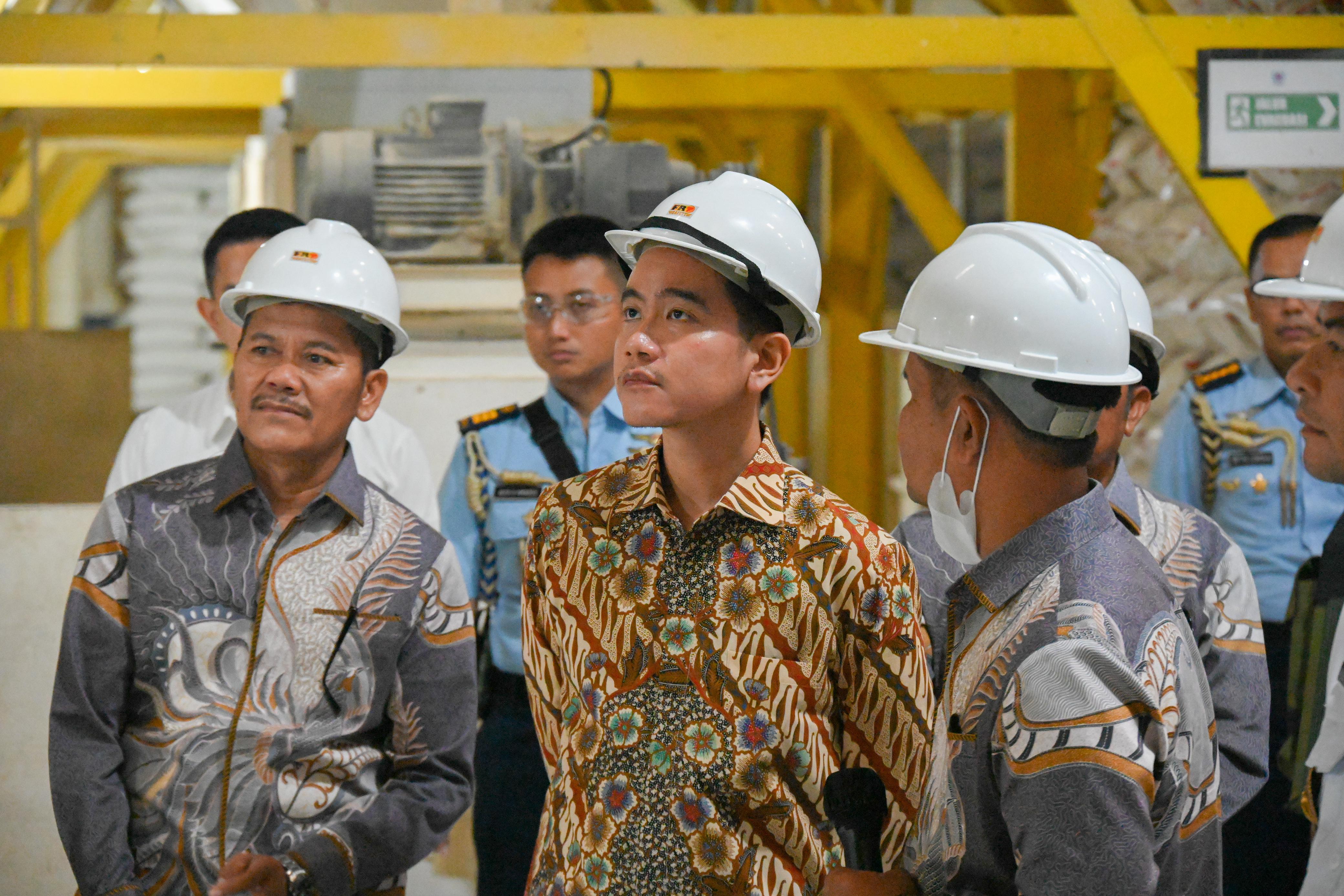 Percepat Swasembada Pangan Nasional, Wapres Tinjau Aktivitas Produksi Pabrik Beras CV Sandy Jaya Indramayu Wakil Presiden (Wapres) Gibran Rakabuming meninjau langsung aktivitas produksi Pabrik Beras CV Sandy Jaya. (BeritaNasional/Elvis Sendouw/HO Setwapres)