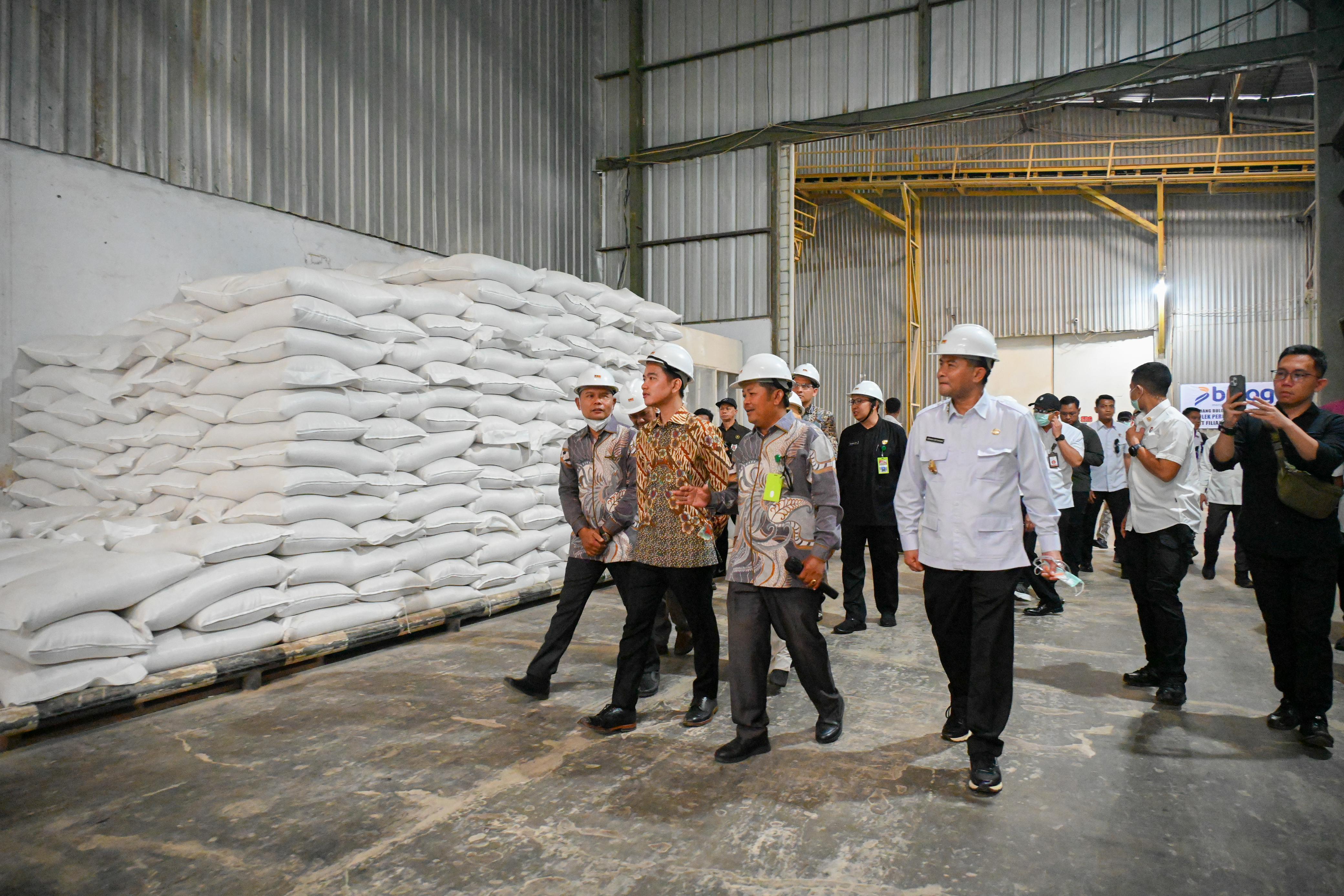 Percepat Swasembada Pangan Nasional, Wapres Tinjau Aktivitas Produksi Pabrik Beras CV Sandy Jaya Indramayu Wakil Presiden (Wapres) Gibran Rakabuming meninjau langsung aktivitas produksi Pabrik Beras CV Sandy Jaya. (BeritaNasional/Elvis Sendouw/HO Setwapres)